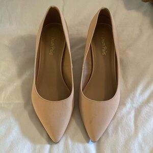 Nude point toe block heel pumps size 9.